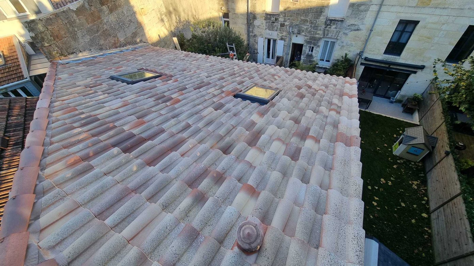 Pose de tuiles sur toiture plate à Mérignac